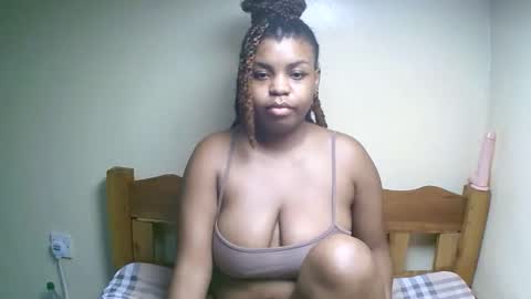 Snapshot of sexyyred_ chatting on April 2026 04:06:01 AM sexyyred_ online show from April 2026 04:06:01 AM