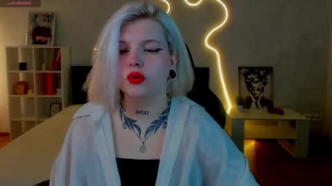 Lana online show from November 2025 01:22:01 AM