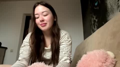 Snapshot of shakitaconnett chatting on November 2025 03:43:02 AM Hana online show from November 2025 03:43:02 AM