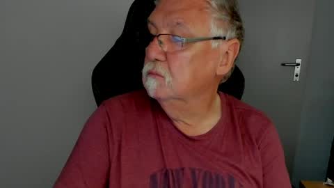 Snapshot of sharlots_pet chatting on May 2026 10:42:02 AM sharlots_pet online show from May 2026 10:42:02 AM