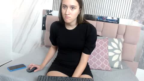 Snapshot of sharlotte__jones chatting on November 2025 11:33:02 AM Sara online show from November 2025 11:33:02 AM