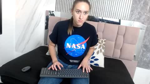 Snapshot of sharlotte__jones chatting on November 2025 12:09:02 PM Sara online show from November 2025 12:09:02 PM