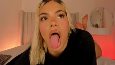 shelynna_azzul online show from March 2026 07:52:01 PM