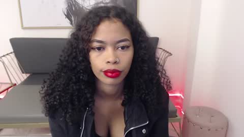 Snapshot of shenna_brunette_ chatting on December 2024 01:22:01 PM Shenna online show from December 2024 01:22:01 PM