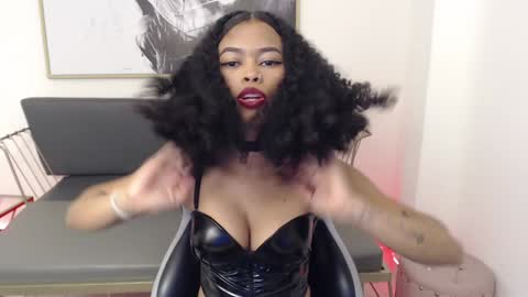 Snapshot of shenna_brunette_ chatting on December 2024 04:15:02 PM Shenna online show from December 2024 04:15:02 PM