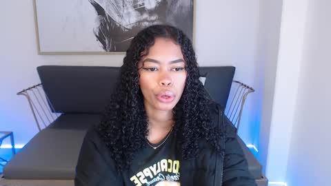 Snapshot of shenna_brunette_ chatting on December 2024 01:33:01 PM Shenna online show from December 2024 01:33:01 PM