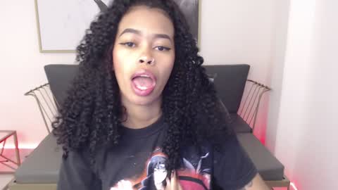 Snapshot of shenna_brunette_ chatting on December 2024 01:28:02 PM Shenna online show from December 2024 01:28:02 PM