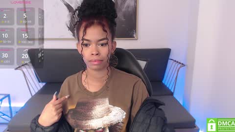 Snapshot of shenna_brunette_ chatting on January 2025 01:10:02 PM Shenna online show from January 2025 01:10:02 PM