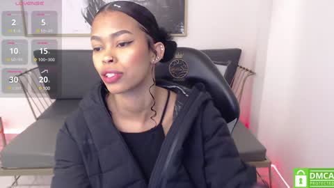 Snapshot of shenna_brunette_ chatting on February 2025 01:09:02 PM Shenna online show from February 2025 01:09:02 PM