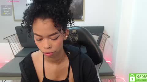 Snapshot of shenna_brunette_ chatting on February 2025 01:05:02 PM Shenna online show from February 2025 01:05:02 PM