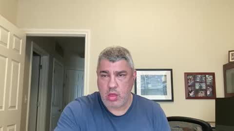 Snapshot of showmet chatting on April 2026 07:31:02 PM Chicago Guy online show from April 2026 07:31:02 PM