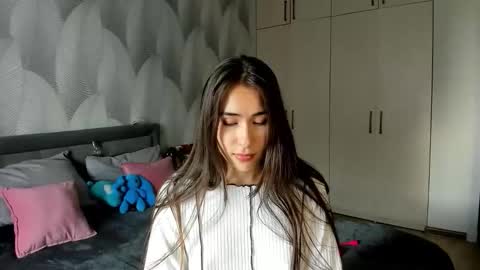 Snapshot of shy_bambiii chatting on September 2025 01:40:01 AM Mika online show from September 2025 01:40:01 AM