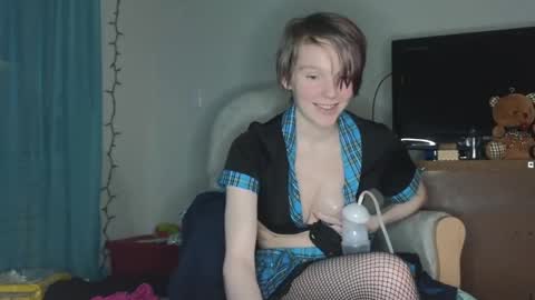 Snapshot of shyohiogirl chatting on January 2025 09:15:01 AM Hippie online show from January 2025 09:15:01 AM