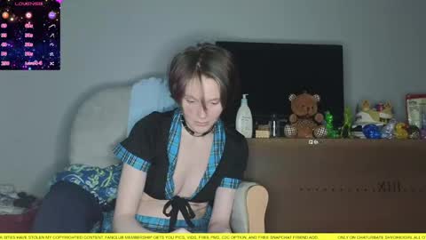 Snapshot of shyohiogirl chatting on February 2025 09:22:01 AM Hippie online show from February 2025 09:22:01 AM