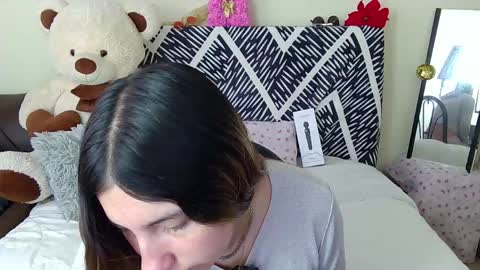 Snapshot of sia_jones chatting on April 2026 12:32:01 PM Sia online show from April 2026 12:32:01 PM