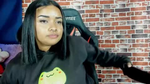 Snapshot of sienna_lux01 chatting on May 2026 03:34:02 AM sienna_lux01 online show from May 2026 03:34:02 AM