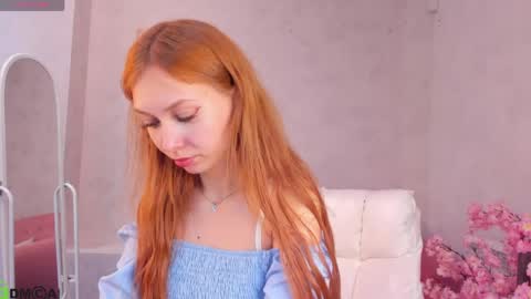 Snapshot of sienna_nyx chatting on May 2026 09:06:01 AM Sienna online show from May 2026 09:06:01 AM