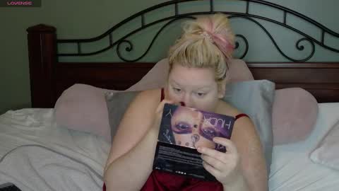 Snapshot of siennaxluxx chatting on September 2025 10:44:01 PM Sienna Luxx online show from September 2025 10:44:01 PM