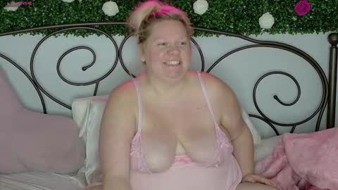 Snapshot of siennaxluxx chatting on October 2025 06:10:02 AM Sienna Luxx online show from October 2025 06:10:02 AM