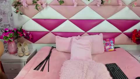 Snapshot of skarlet_skye chatting on April 2026 09:01:02 PM Skarlet online show from April 2026 09:01:02 PM