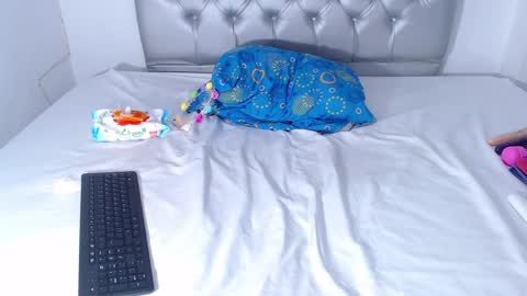 Snapshot of skinnyy_andtight chatting on December 2024 11:27:02 PM Alexa online show from December 2024 11:27:02 PM