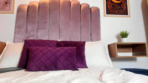 Sky Caroline online show from November 2025 07:15:01 PM