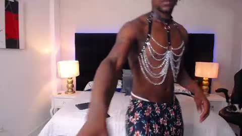 Snapshot of skylerbigxxx chatting on June 2026 04:02:01 AM SKYLERBIGXXX online show from June 2026 04:02:01 AM
