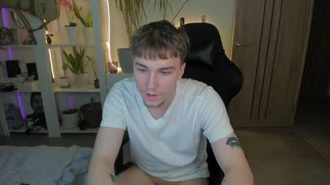Snapshot of slippery_baby chatting on February 2025 07:00:01 PM Mila online show from February 2025 07:00:01 PM