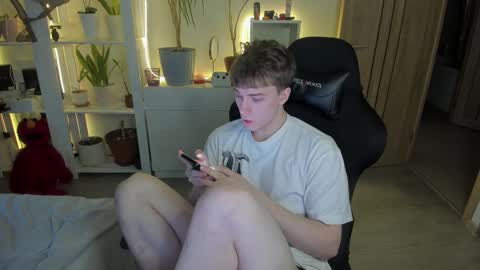 Snapshot of slippery_baby chatting on February 2025 01:55:01 PM Mila online show from February 2025 01:55:01 PM