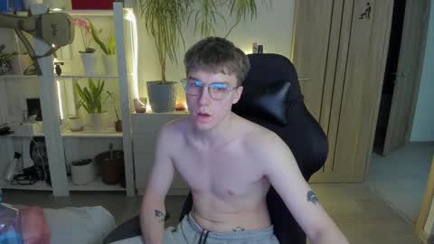 Snapshot of slippery_baby chatting on February 2025 12:35:01 AM Mila online show from February 2025 12:35:01 AM