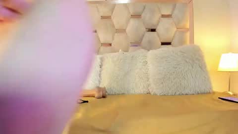 Small Hot19 online show from September 2025 09:57:01 AM