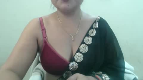 Snapshot of smiley_queen99 chatting on April 2026 01:41:01 PM smiley online show from April 2026 01:41:01 PM