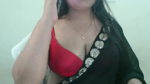 Snapshot of smiley_queen99 chatting on April 2026 06:42:02 AM smiley online show from April 2026 06:42:02 AM