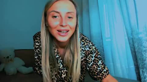 Snapshot of snezanablond chatting on April 2026 04:42:02 PM Sneja online show from April 2026 04:42:02 PM