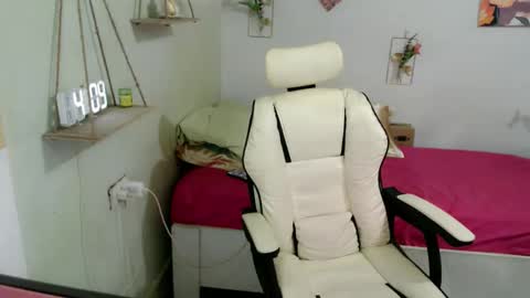 Snapshot of snow_2000 chatting on January 2026 12:07:02 PM snow_2000 online show from January 2026 12:07:02 PM