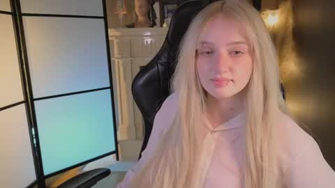 Snapshot of snowflakeskitty chatting on June 2026 05:33:02 AM Ellie online show from June 2026 05:33:02 AM