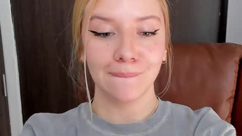 Snapshot of sofia_woodss chatting on December 2024 06:28:02 PM Sofia online show from December 2024 06:28:02 PM