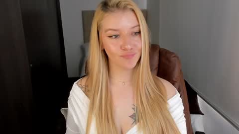 Snapshot of sofia_woodss chatting on December 2024 03:22:02 PM Sofia online show from December 2024 03:22:02 PM