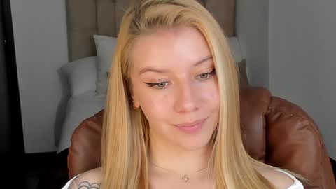 Snapshot of sofia_woodss chatting on December 2024 06:25:01 PM Sofia online show from December 2024 06:25:01 PM