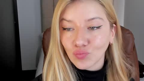 Snapshot of sofia_woodss chatting on December 2024 03:46:01 PM Sofia online show from December 2024 03:46:01 PM