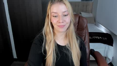 Snapshot of sofia_woodss chatting on January 2025 03:28:02 PM Sofia online show from January 2025 03:28:02 PM