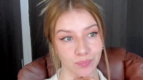 Snapshot of sofia_woodss chatting on January 2025 03:04:01 PM Sofia online show from January 2025 03:04:01 PM
