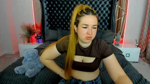 Snapshot of sofii_darling chatting on April 2026 05:00:02 AM sofii_darling online show from April 2026 05:00:02 AM