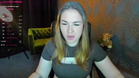 Snapshot of sofii_darling chatting on April 2026 05:00:02 PM sofii_darling online show from April 2026 05:00:02 PM
