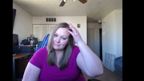 Snapshot of softerpeaches chatting on February 2025 08:18:01 PM Rose online show from February 2025 08:18:01 PM