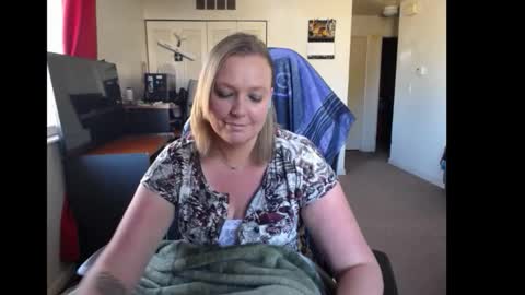 Snapshot of softerpeaches chatting on November 2025 08:43:02 PM Rose online show from November 2025 08:43:02 PM