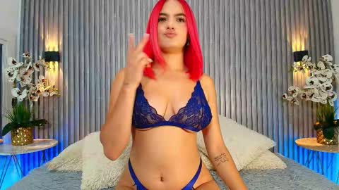 sophicollins online show from October 2025 07:00:01 PM