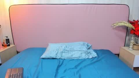 Snapshot of sophiebenson_ chatting on January 2025 10:54:02 PM Sophie online show from January 2025 10:54:02 PM