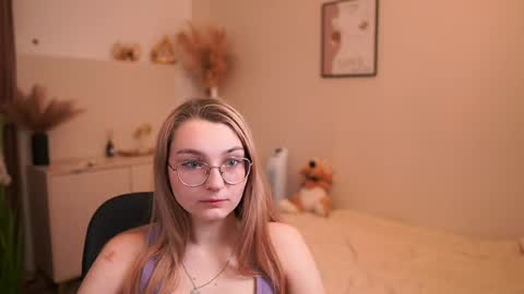 Snapshot of sophielux18 chatting on May 2026 01:17:02 PM Emma online show from May 2026 01:17:02 PM
