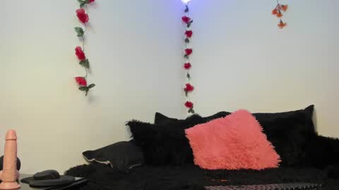 Snapshot of split_girl chatting on February 2025 03:07:02 AM EMMA online show from February 2025 03:07:02 AM